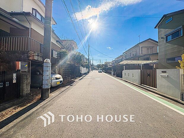 前面道路含む現地写真『快適』は「家」と「街」と「環境」が調和した時に訪れるだと改めて感じさせてくれます。