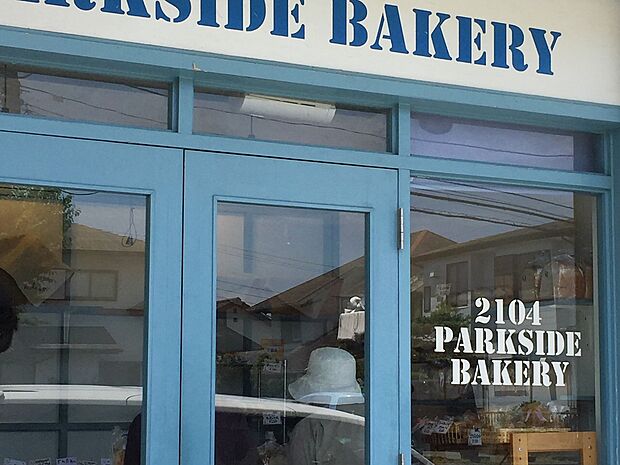 ふわふわもちもちのパン生地が美味しい朝から行列のできるパン屋。ここにしかない野菜を使ったパンがおすすめ。