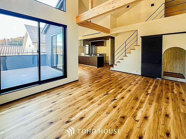 明るく開放的な空間が広がるLDK。室内には豊かな陽光が注ぎ込み、爽やかな住空間を演出。