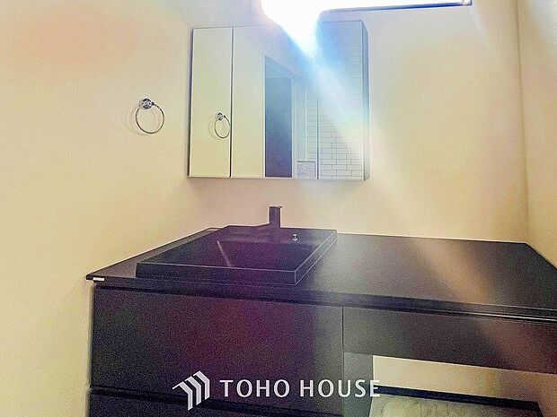 洗面台・洗面所落ち着いた空間を演出するカラーと、ゆったりお使い頂ける広さが魅力のパウダールーム。