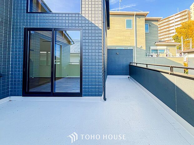 暮らしの中で光と風を演出してくれるバルコニー。