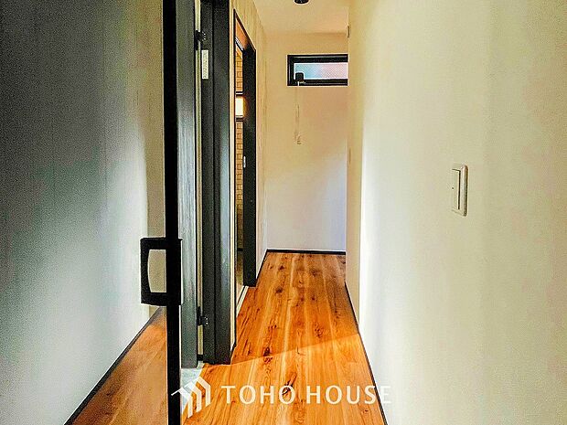 上質感漂う廊下。居住者の帰り、訪れる方を優しく迎え安らぎに満ちた生活空間を予感させます。