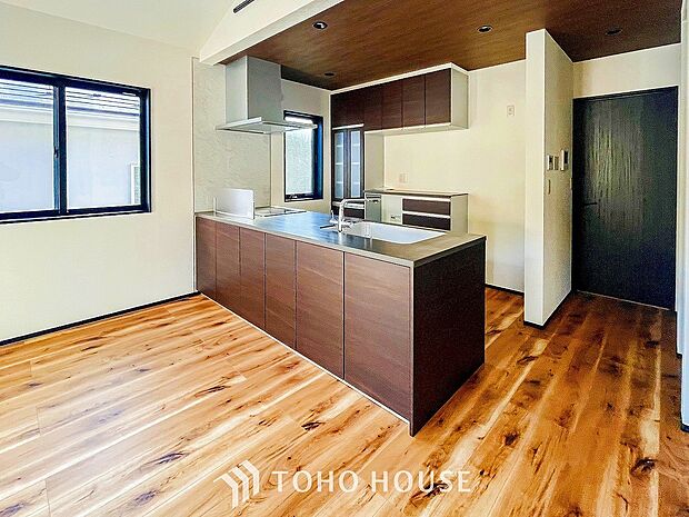 美味しいお料理も楽しいお喋りもキッチンを中心に広がります。