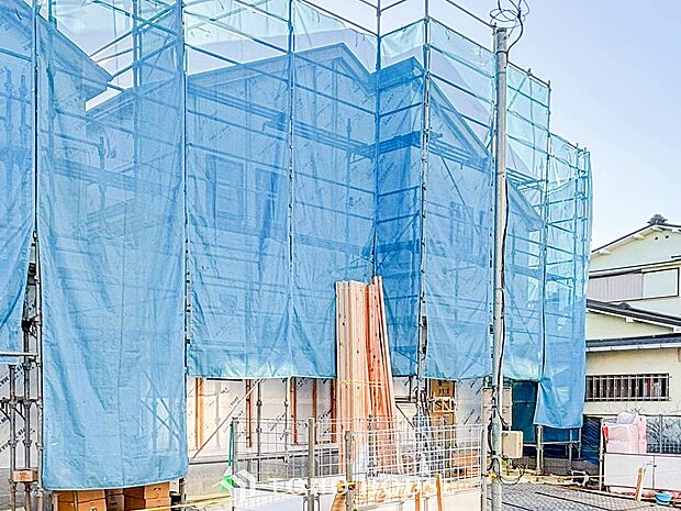 住む人や訪れる人やさしくエスコートする玄関アプローチ。