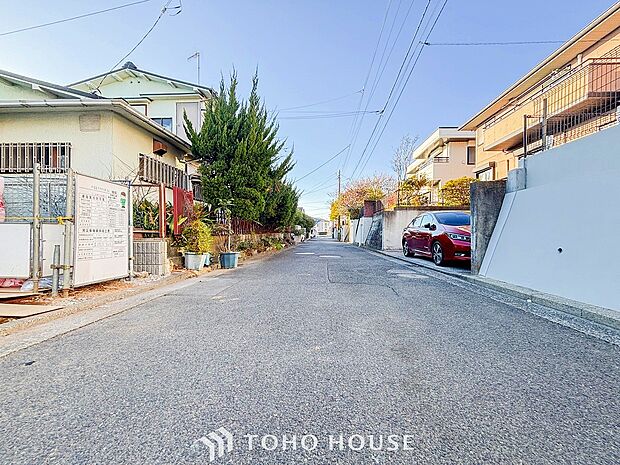 前面道路含む現地写真『快適』は「家」と「街」と「環境」が調和した時に訪れるだと改めて感じさせてくれます。