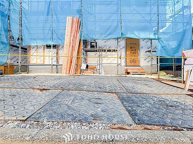 敷地内にカースペース有り。ゆとりある空間を保っています。