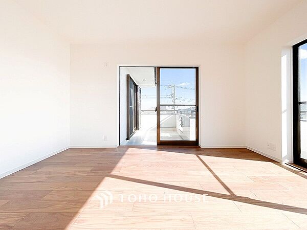 室内には豊かな陽光が注ぎ込み、爽やかな住空間を演出。