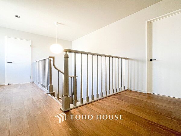 パブリックゾーンとプライベートゾーン繋ぐ階段。豊かな陽光が注ぎ込み、爽やかな住空間を演出。