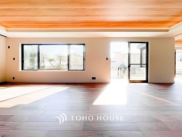 戸建てならではのリビング。落ち着いた色調のリビングは家族団欒の憩いの場所です。