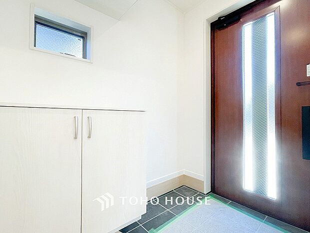 落ち着いた色を基調としていて、明るく優しい玄関となっています。