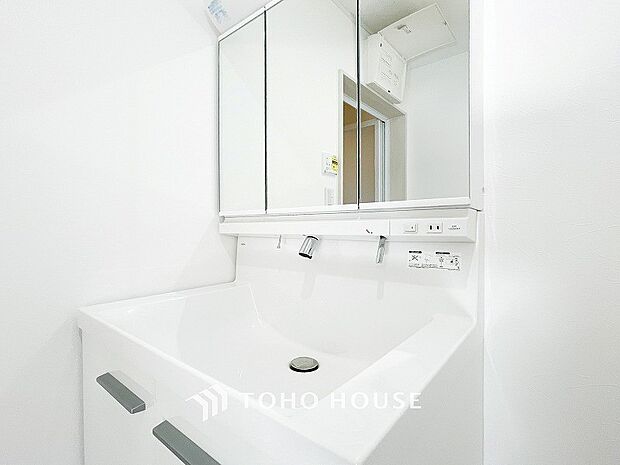 洗面台・洗面所三面鏡裏収納には化粧品や洗面用品類をすっきり整理できます。