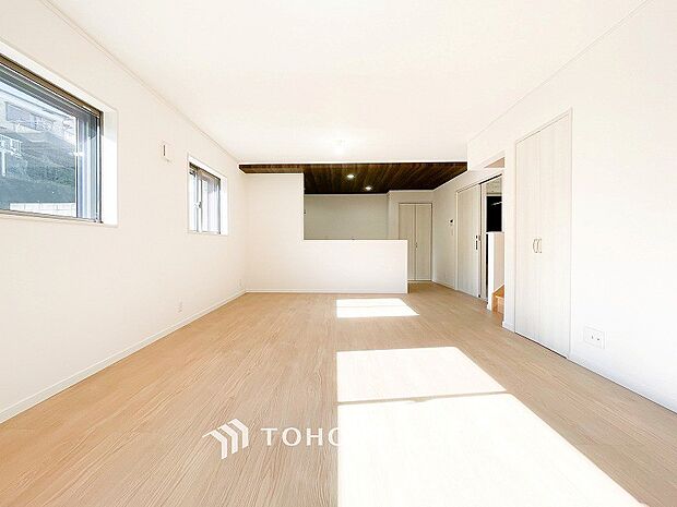 忙しい朝でも、しっかり家族が揃って食事をして頂けるゆとりある大きさのダイニングスペース。