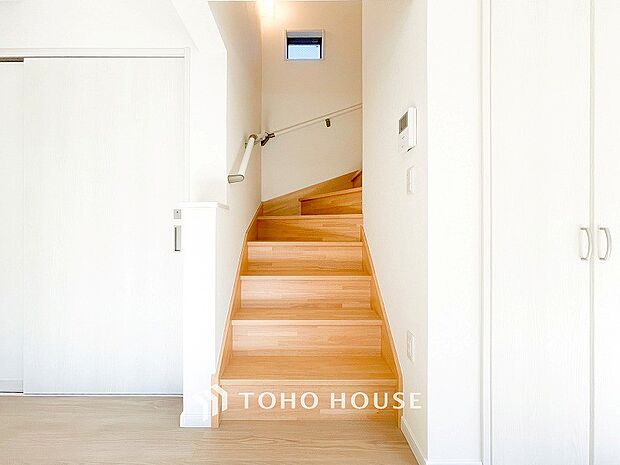 パブリックゾーンとプライベートゾーン繋ぐ階段。豊かな陽光が注ぎ込み、爽やかな住空間を演出。