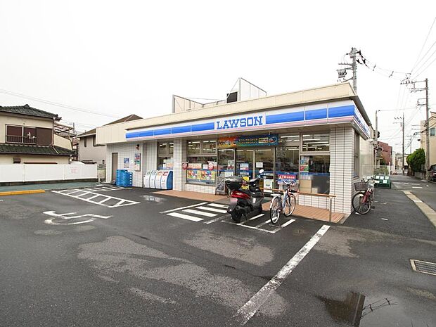 食料品や生活雑貨などが揃う安心便利なコンビニエンスストア。