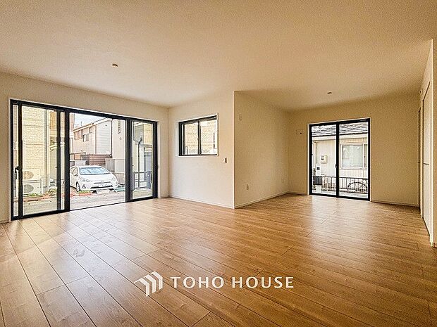 戸建てならではのリビング。落ち着いた色調のリビングは家族団欒の憩いの場所です。