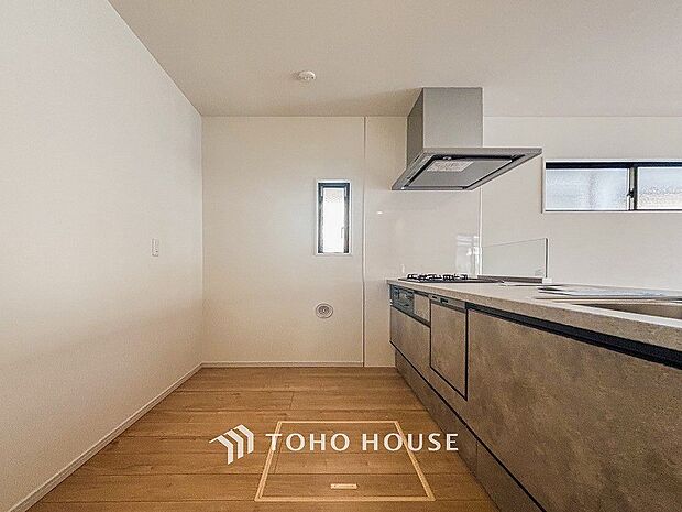 お手入れのしやすいすっきりしたシステムキッチンを採用しました。