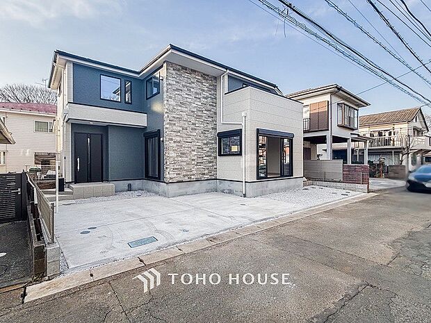 前面道路含む現地写真『快適』は「家」と「街」と「環境」が調和した時に訪れるだと改めて感じさせてくれます。