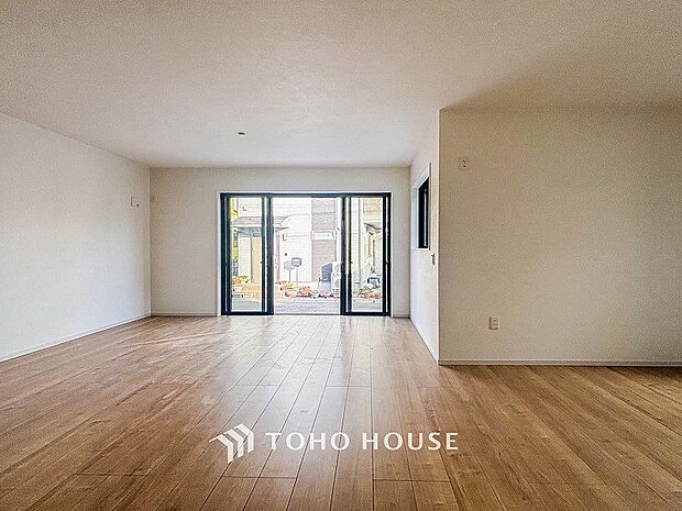 明るく開放的な空間が広がるLDK。室内には豊かな陽光が注ぎ込み、爽やかな住空間を演出。