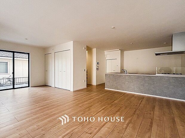 自然と家族が集う、開放感のある明るいダイニング。