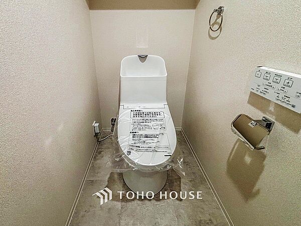 トイレはシンプルにホワイトで統一した温水洗浄付です。