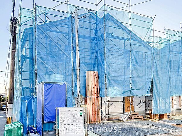 住む人や訪れる人やさしくエスコートする玄関アプローチ。