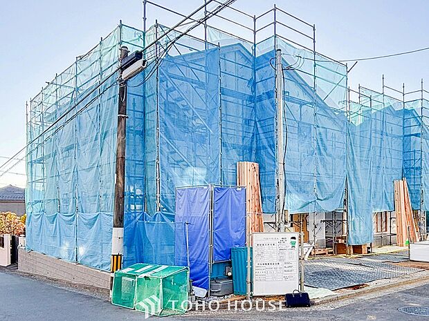 堂々たる趣ながら、主張し過ぎずどこか余裕を感じさせるシャープなフォルムで佇む邸宅。