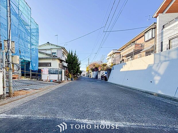 前面道路含む現地写真『快適』は「家」と「街」と「環境」が調和した時に訪れるだと改めて感じさせてくれます。