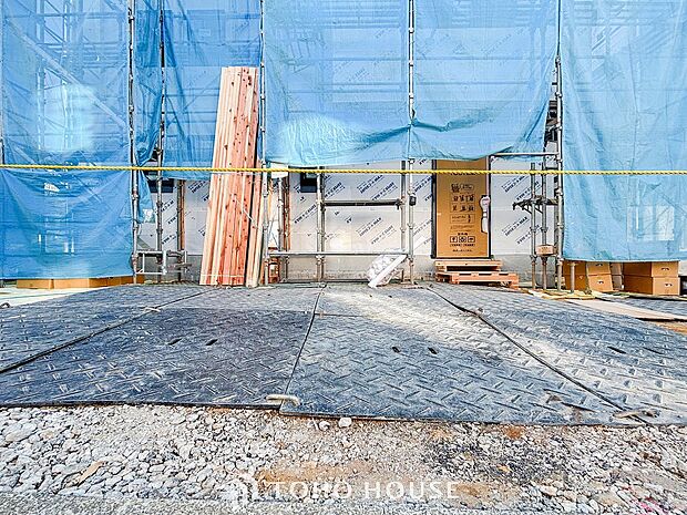 敷地内にカースペース有り。ゆとりある空間を保っています。