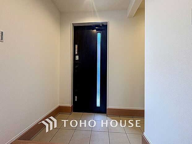 清潔感溢れる玄関がお出迎えする本邸宅の物語は、ここから始まる日常を期待させます。