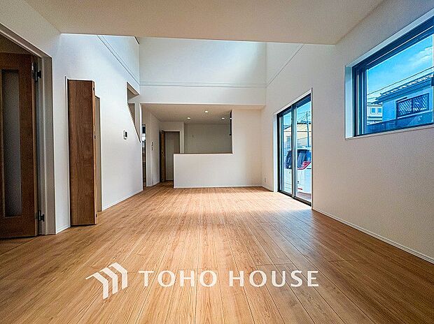 爽やかな色合いのフローリングと清潔感の溢れるクロスが明るい空間を創り出しているリビングダイニング。