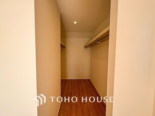 上質感漂う廊下。居住者の帰り、訪れる方を優しく迎える・安らぎに満ちた生活空間を予感させる。