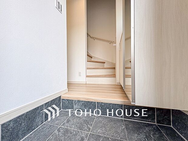 明るくコントラストのある、開放感と清潔感を兼ね備えた玄関。