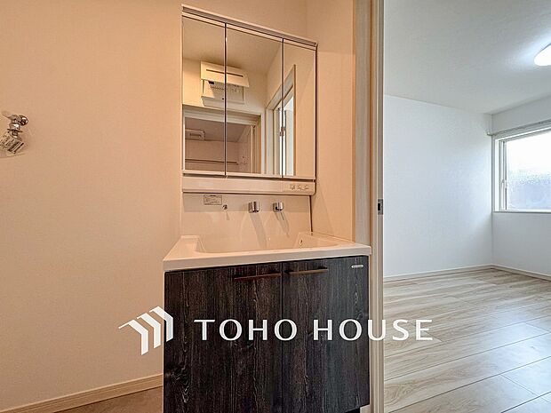 洗面台・洗面所落ち着いた空間を演出するカラーと、ゆったりお使い頂ける広さが魅力のパウダールーム。