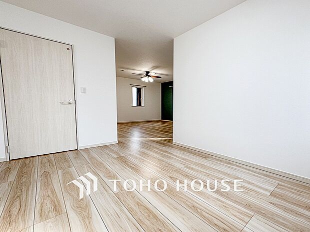 家族みんなが爽やかに健やかに過ごせるように、溢れる光をたっぷり取り込んだリビングダイニング。