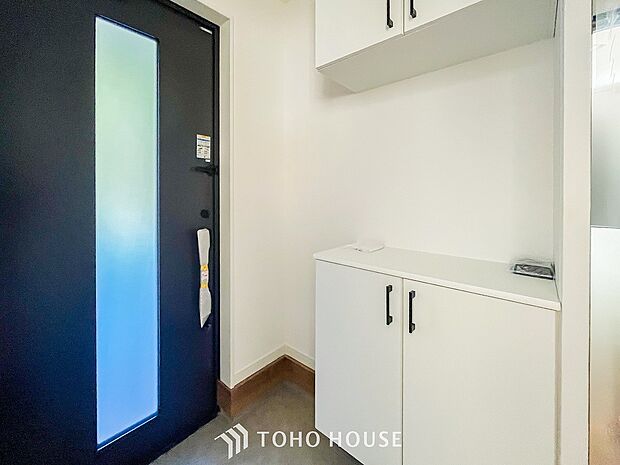 明るくコントラストのある、開放感と清潔感を兼ね備えた玄関。