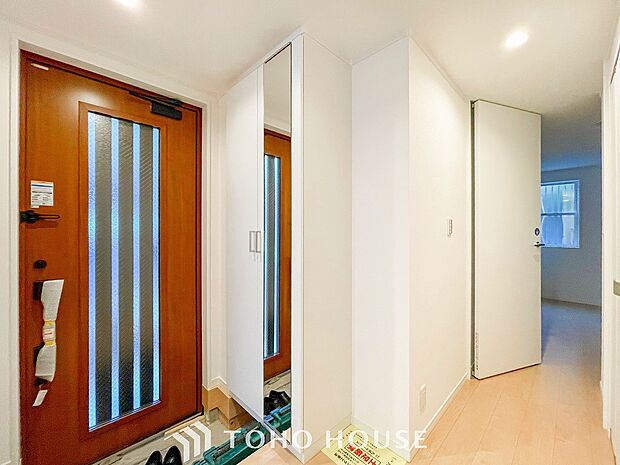 居住者の帰り、訪れる方を優しく迎えてくれる開放感のある玄関。