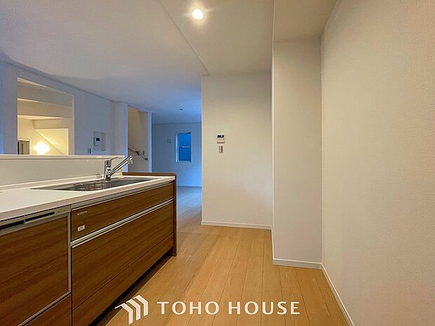 お手入れのしやすいすっきりしたシステムキッチンを採用しました。