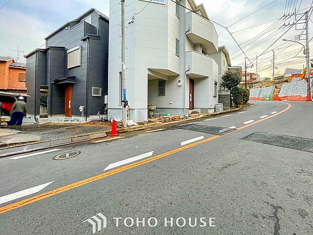 前面道路含む現地写真『快適』は「家」と「街」と「環境」が調和した時に訪れるだと改めて感じさせてくれます。