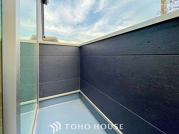 暮らしの中で光と風を演出してくれるバルコニー。