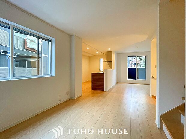 忙しい朝でも、しっかり家族が揃って食事をして頂けるゆとりある大きさのダイニングスペース。