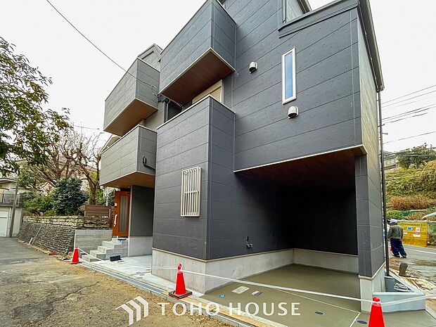 住む人や訪れる人やさしくエスコートする玄関アプローチ。