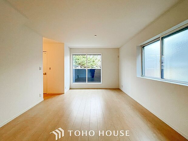 忙しい朝でも、しっかり家族が揃って食事をして頂けるゆとりある大きさのダイニングスペース。