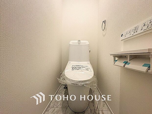 トイレはシンプルにホワイトで統一。多機能型の温水洗浄付きトイレを標準設置しています。