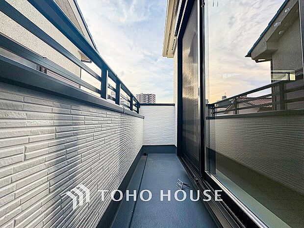 心地よい風を肌で感じることのできるバルコニー。