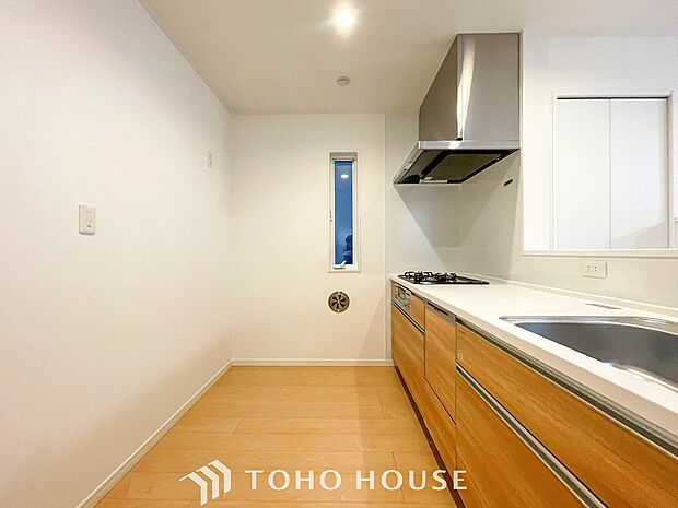 機能的で使い勝手のよさそうなキッチン。明るく清潔感があります。