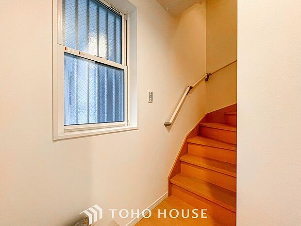 各フロアを結ぶ階段。集いの空間と一人の時間を楽しむプライベートルームをバランスよく繋いでいます。