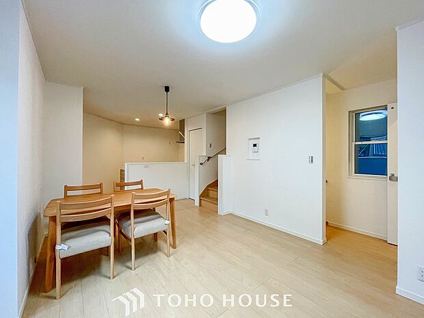 忙しい朝でも、しっかり家族が揃って食事をして頂けるゆとりある大きさのダイニングスペース。