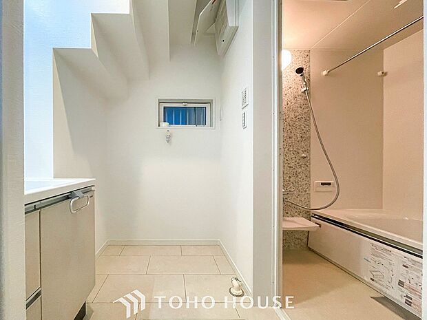 清潔感のあるプライベート空間は、身だしなみチェックや肌のお手入れに最適です。