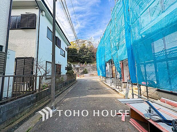 前面道路含む現地写真『快適』は「家」と「街」と「環境」が調和した時に訪れるだと改めて感じさせてくれます。