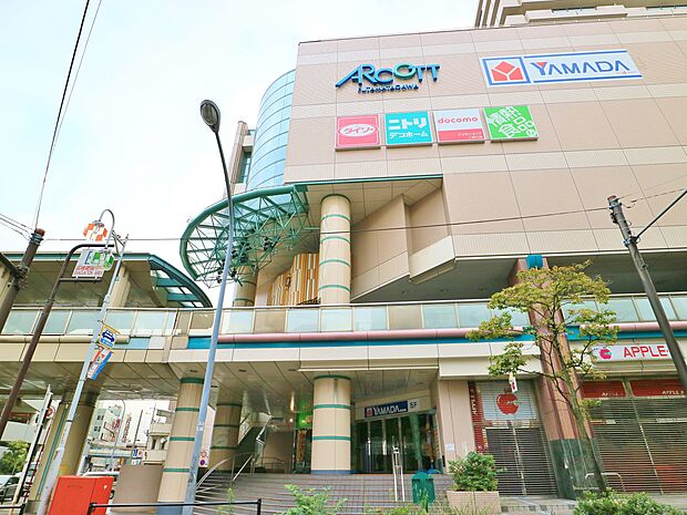 1階はリーズナブルな価格設定が魅力のスーパー。電機店やホームセンターなども入る複合商業施設です。